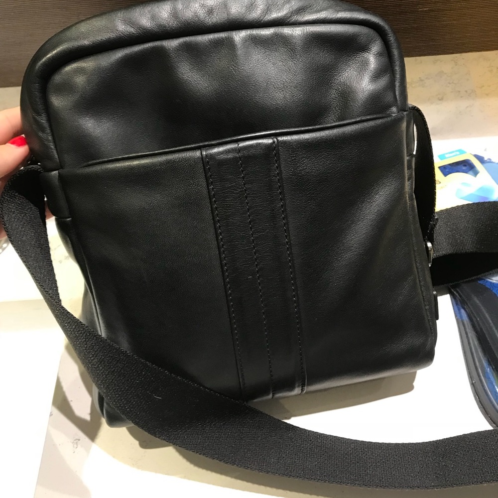 Tod’s messenger bag. EUC